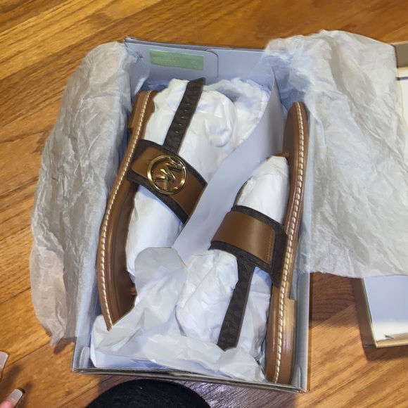 Size 7 Michael Kors Carmen thong sandal - Picture 4 of 6